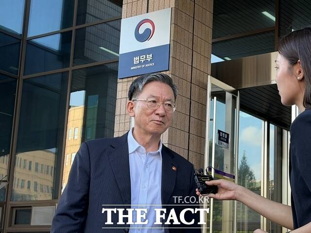 정성호 법무부 장관이 사직서가 수리된 이후 24일 오후 경기 과천시 법무부 청사를 떠나며 기자단 질의에 답하고 있다. /김해인 기자