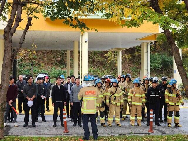 한화리조트 산정호수 임직원들이 소방서와 합동 훈련을 진행하고 있다. /한화호텔앤드리조트