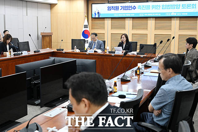 개회사하는 전은수 더불어민주당 의원.