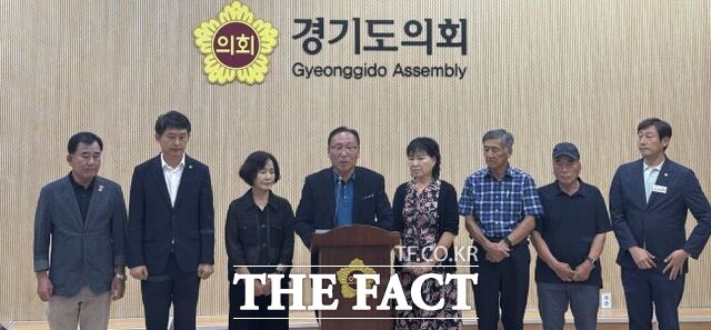 24일 경기도의회 3층 기자회견실에서 김유석(왼쪽에서4번째) 안성시 산하리 이장 등이 기자회견을 하고 있다. /김선우 기자