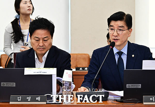 인사말 하는 이해식 여당 간사(오른쪽).