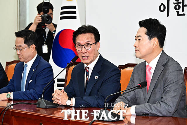 김민석 더불어민주당 대표(왼쪽)가 24일 오전 서울 여의도 국회에서 장동혁 국민의힘 대표를 예방하며 기념사진 촬영을 하고 있다. /국회=배정한 기자