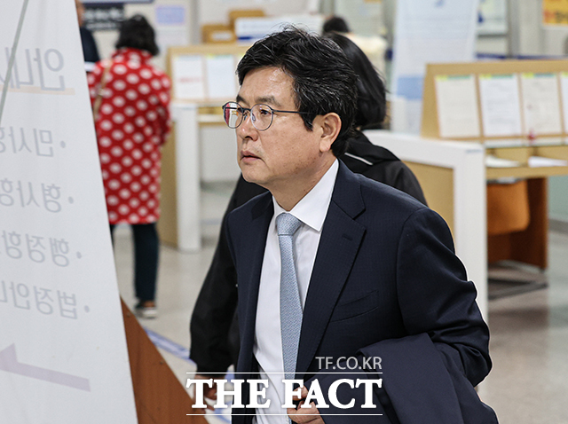 12·3 비상계엄 당시 사후 계엄선포문을 작성한 혐의를 받는 강의구 전 대통령실 부속실장이 8일 오후 서울 서초구 서울중앙지방법원에서 열린 공판에 출석하고 있다./강의구