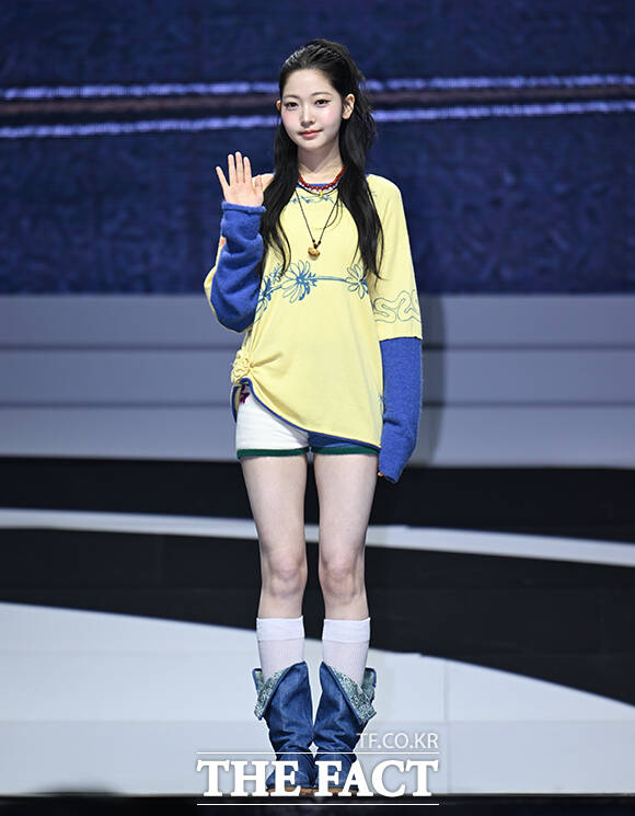 하이브 신인 걸그룹 튜이드(TUIDE) 세아와 엘레나, 서연, 지아, 서희, 사키, 이하늬(왼쪽부터)가 24일 오후 서울 광진구 예스24 라이브홀에서 열린 미니 1집 'TUNE & PLAY(튠 앤 플레이)' 데뷔 기념 미디어 쇼케이스에 참석해 포즈를 취하고 있다. /박헌우 기자