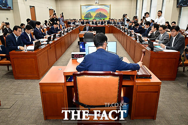 정무위원회 전체회의.