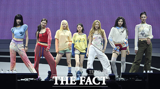 튜이드의 데뷔 앨범 'TUNE & PLAY'에는 타이틀곡 'SUN KISS'를 포함해 'ABD', 'Echo', 'Flip-Flop Girl', 'GRLS' 등 총 5곡이 수록됐다. 사진은 튜이드가 타이틀곡 'SUN KISS' 무대를 선보이는 모습이다./박헌우 기자