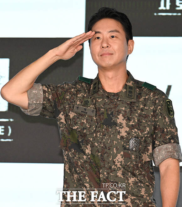 배우 남태우, 이원정, 이현균, 오대환, 김동준, 김민호(왼쪽 위부터 시계 방향)가 24일 오후 서울 구로구 신도림 디큐브시티 더 세인트 그랜드볼룸에서 열린 ENA 새 월화드라마 '신병4: 사보타주' 제작발표회에 참석해 포즈를 취하고 있다. /박상민 기자