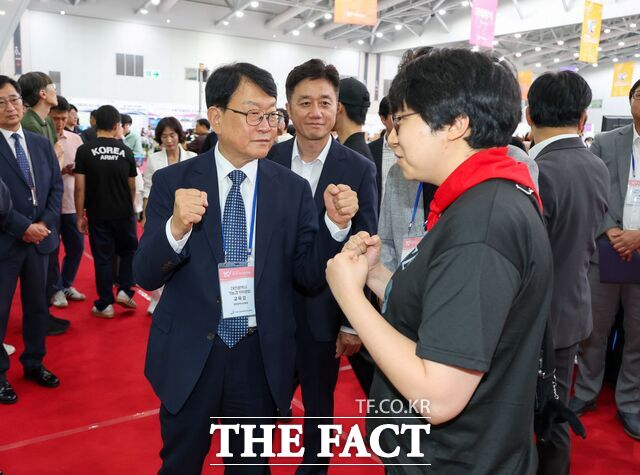 24일 오석진 대전시교육감이 '제61회 전국기능경기대회'가 열린 제6경기장 송도컨벤시아를 찾아 출전한 대전 대표 학생선수를 격려하고 있다. /대전시교육청