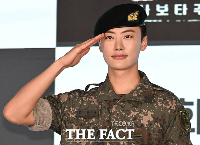 배우 남태우, 이원정, 이현균, 오대환, 김동준, 김민호(왼쪽 위부터 시계 방향)가 24일 오후 서울 구로구 신도림 디큐브시티 더 세인트 그랜드볼룸에서 열린 ENA 새 월화드라마 '신병4: 사보타주' 제작발표회에 참석해 포즈를 취하고 있다. /박상민 기자