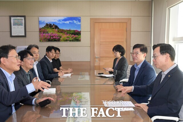 고광완 전남광주시 안전민생부시장이 24일 전남광주시 광주청사에서 염성진 SK하이닉스 사장과 호남권 반도체 클러스터의 성공적 추진을 위한 협력 방안을 논의하고 있다. /전남광주시