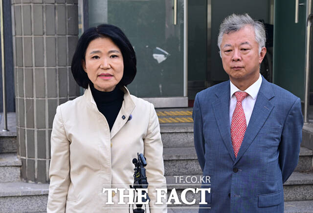 이진숙 국민의힘 의원이 24일 오후 서울 영등포경찰서에 김민석 더불어민주당 대표 모욕 혐의 고소장 제출을 위해 들어서고 있다. /이새롬 기자