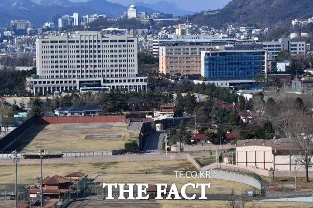 서울시민 3명 중 2명은 용산공원 부지를 활용해 공공주택을 공급하는 데 반대하는 것으로 나타났다. 사진은 서울 용산구 국방부와 용산공원으로 조성될 미군 반환 기지의 모습. /더팩트 DB
