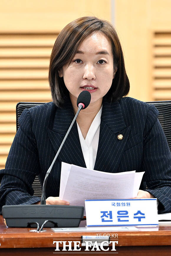 개회사하는 전은수 더불어민주당 의원.