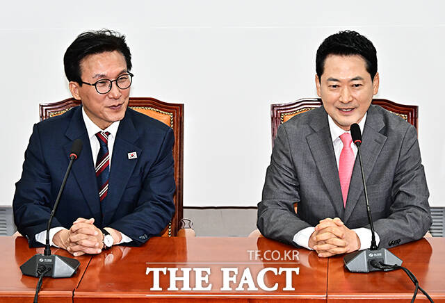 김민석 더불어민주당 대표(왼쪽)가 24일 오전 서울 여의도 국회에서 장동혁 국민의힘 대표를 예방하며 기념사진 촬영을 하고 있다. /국회=배정한 기자