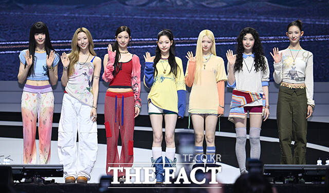 하이브 신인 걸그룹 튜이드(TUIDE) 세아와 엘레나, 서연, 지아, 서희, 사키, 이하늬(왼쪽부터)가 24일 오후 서울 광진구 예스24 라이브홀에서 열린 미니 1집 'TUNE & PLAY(튠 앤 플레이)' 데뷔 기념 미디어 쇼케이스에 참석해 포즈를 취하고 있다. /박헌우 기자