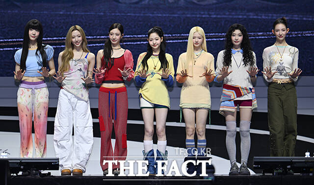 하이브 신인 걸그룹 튜이드(TUIDE) 세아와 엘레나, 서연, 지아, 서희, 사키, 이하늬(왼쪽부터)가 24일 오후 서울 광진구 예스24 라이브홀에서 열린 미니 1집 'TUNE & PLAY(튠 앤 플레이)' 데뷔 기념 미디어 쇼케이스에 참석해 포즈를 취하고 있다. /박헌우 기자