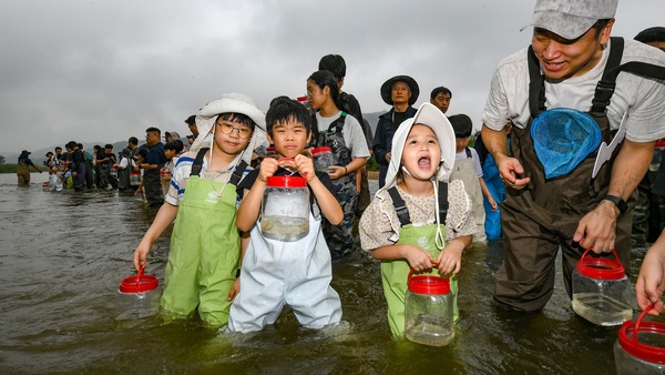 현대모비스가 미호종개 치어(稚魚) 방류행사를 펼쳤다. 사진은 임직원들이 가족 단위로 참석해 봉사활동을 하는 모습 / 현대모비스
