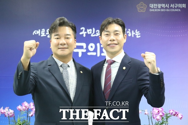 강정수 대전시 서구의회 의장(왼쪽, 더불어민주당, 서구 다)과 설재영 대전시 서구의회 부의장(오른쪽, 국민의힘, 서구 라)이 19일 <더팩트>와 인터뷰를 가진 후 기념촬영을 하고 있다. /정예준 기자