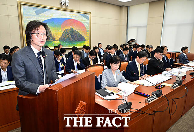 2025회계연도 결산에 대한 제안설명하는 주병기 공정거래위원장.