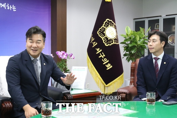강정수 대전시 서구의회 의장(왼쪽, 더불어민주당, 서구 다)과 설재영 대전시 서구의회 부의장(오른쪽, 국민의힘, 서구 라)이 19일 <더팩트>와 인터뷰에서 공통질문을 받고 답변을 하고 있다. /정예준 기자