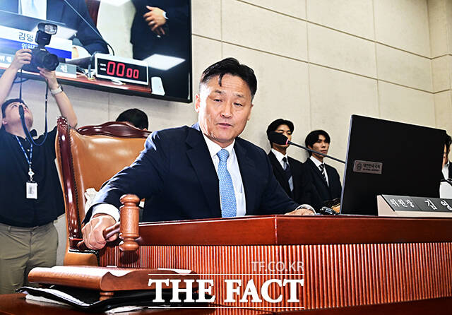 안건 상정하는 김영진 행안위원장.