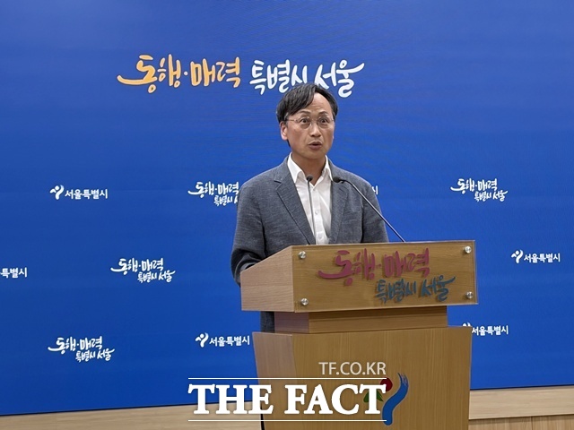 김동구 서울시 건축기획관 직무대리가 24일 서울시청에서 열린 '500세대 이하 자치구 권한 이양 관련 브리핑'에서 발언하고 있다. /공미나 기자