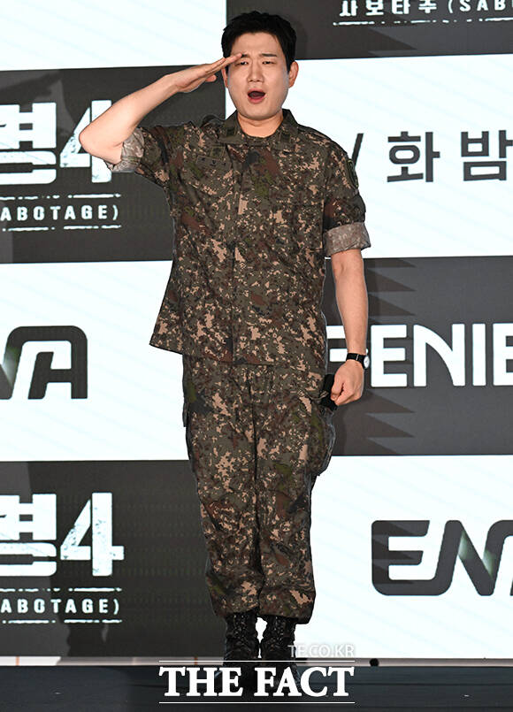 배우 남태우, 이원정, 이현균, 오대환, 김동준, 김민호(왼쪽 위부터 시계 방향)가 24일 오후 서울 구로구 신도림 디큐브시티 더 세인트 그랜드볼룸에서 열린 ENA 새 월화드라마 '신병4: 사보타주' 제작발표회에 참석해 포즈를 취하고 있다. /박상민 기자