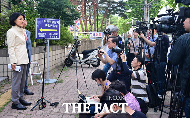 이진숙 국민의힘 의원이 24일 오후 서울 영등포경찰서에 김민석 더불어민주당 대표 모욕 혐의 고소장 제출을 위해 들어서고 있다. /이새롬 기자