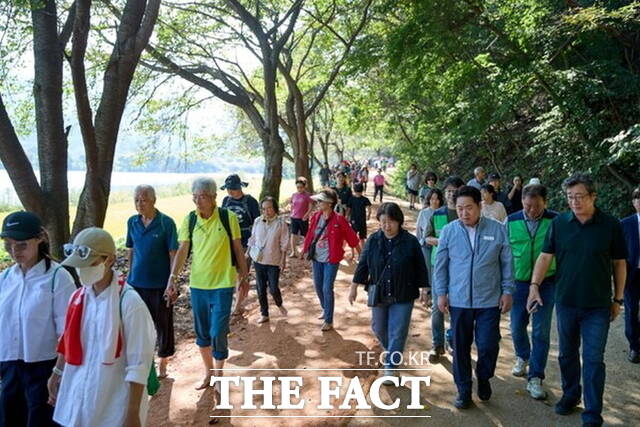 2025년 궁평저수지 맨발 황톳길 걷기대회에서 참가자들이 맨발로 황톳길을 걸으며 자연과 음악을 만끽하고 있다. /아산시