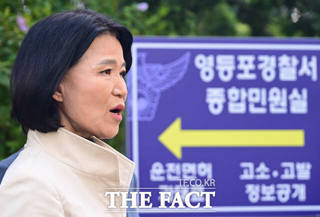 이진숙 국민의힘 의원이 24일 오후 서울 영등포경찰서에 김민석 더불어민주당 대표 모욕 혐의 고소장 제출을 위해 들어서고 있다. /이새롬 기자