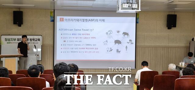 장성군이 양돈 농업인을 대상으로 강화된 방역시설 교육을 진행하고 있다. /장성군