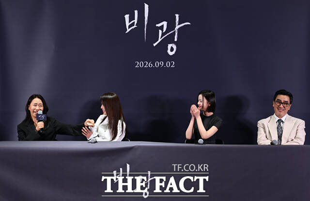 24일 오후 서울 강남구 메가박스 코엑스에서 영화 '비광' 언론시사회 및 기자간담회가 열린 가운데, 배우 하지원(오른쪽)의 극중 욕설 연기 평가를 묻는 질의에 이지원 감독이 