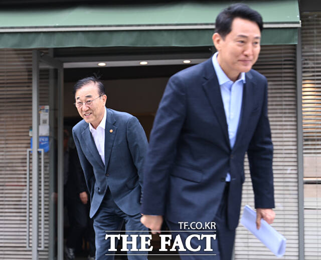김윤덕 국토교통부 장관과 오세훈 서울시장이 이번 주 다시 만난다. 지난 2차 회동에서는 용산공원 주택 공급을 놓고 뚜렷한 입장 차를 드러낸 바 있다. 사진은 김윤덕 국토교통부 장관(왼쪽)과 오세훈 서울시장이 지난 20일 오전 서울 중구 달개비에서 주택공급 회동을 마친 뒤 나서고 있다. /이새롬 기자