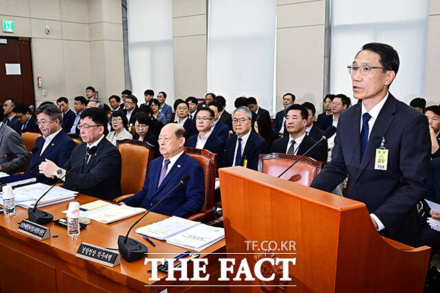 유재성 경찰청장 직무대행이 24일 오전 서울 여의도 국회에서 열린 행정안전위원회 전체회의에 출석해 2025회계연도 결산에 대한 제안설명을 하고 있다.