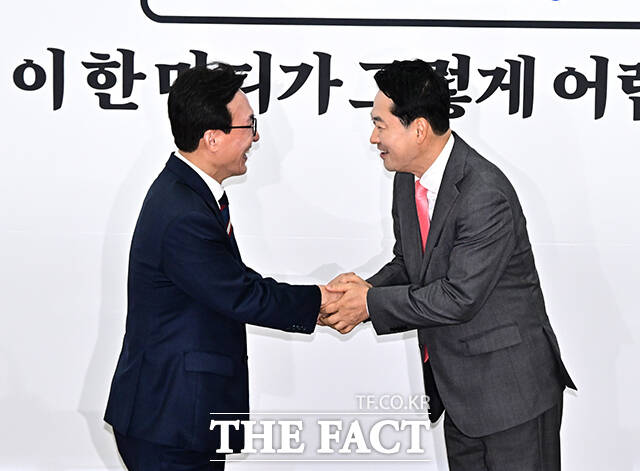 김민석 더불어민주당 대표(왼쪽)가 24일 오전 서울 여의도 국회에서 장동혁 국민의힘 대표를 예방하며 기념사진 촬영을 하고 있다. /국회=배정한 기자