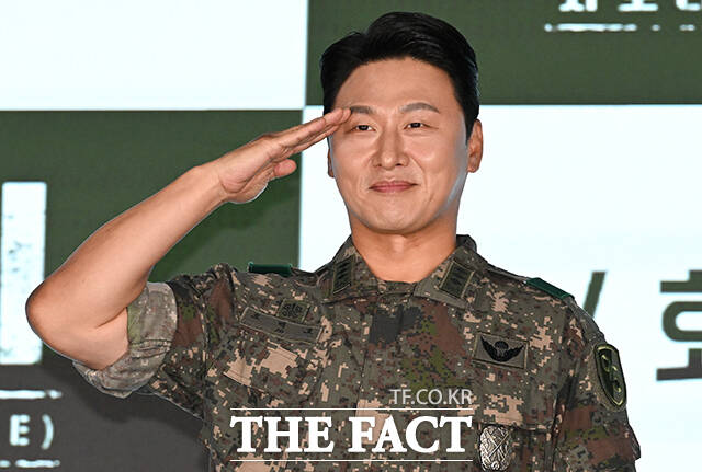 배우 남태우, 이원정, 이현균, 오대환, 김동준, 김민호(왼쪽 위부터 시계 방향)가 24일 오후 서울 구로구 신도림 디큐브시티 더 세인트 그랜드볼룸에서 열린 ENA 새 월화드라마 '신병4: 사보타주' 제작발표회에 참석해 포즈를 취하고 있다. /박상민 기자