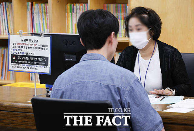 한 수험생이 2027학년도 대학수학능력시험 원서를 작성하는 모습. /사진공동취재단
