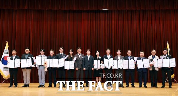 민주평화통일회의 대전서구협의회가 24일 대전서구청 구봉산홀에서 '2026년 3분기 정기회의'를 개최했다. 사진은 신규위원 위촉식 모습. /민주평화통일회의 대전서구협의회