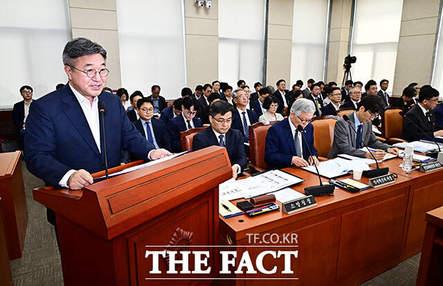 윤호중 행정안전부 장관이 24일 오전 서울 여의도 국회에서 열린 행정안전위원회 전체회의에 출석해 2025회계연도 결산에 대한 제안설명을 하고 있다. /국회=배정한 기자