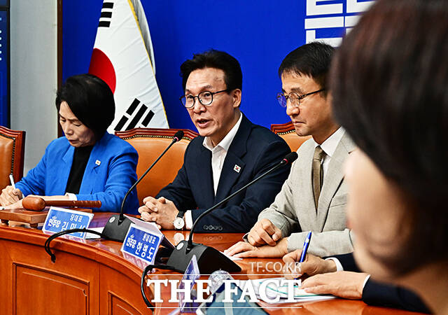 김민석 더불어민주당 대표(가운데)가 24일 오전 서울 여의도 국회에서 열린 최고위원회의에 참석해 모두발언을 하고 있다. /국회=배정한 기자