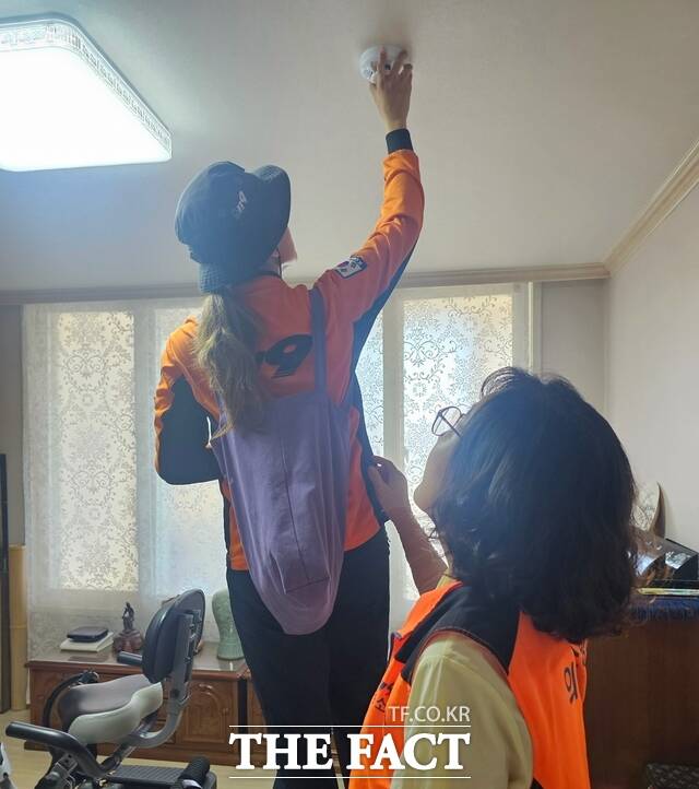 노후 아파트 화재 감지 및 경보기 설치 모습 /전남광주소방본부