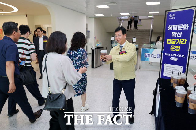 박병규 광산구청장이 출근하는 직원들에게 청렴문화 확산 동참을 당부하는 커피를 제공하고 있다. /광산구