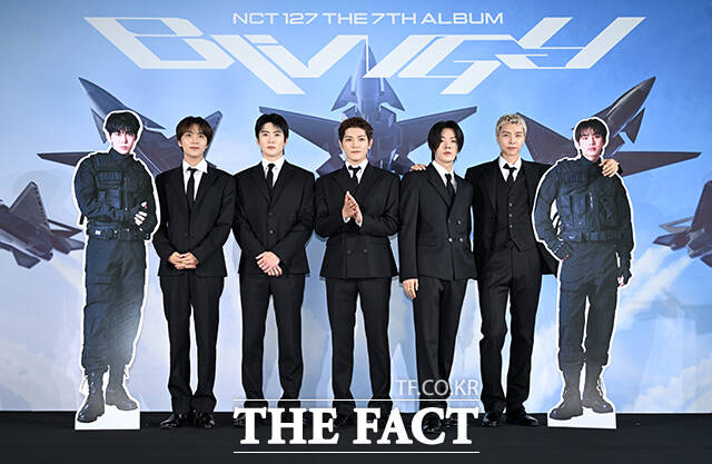 그룹 NCT 127 도영(등신대) 해찬 재현 태용 유타 쟈니 정우(등신대, 왼쪽부터)가 24일 오전 서울 송파구 SKY31 컨벤션에서 열린 일곱 번째 정규앨범 'BLINGY' 발매 기념 기자간담회에 참석해 포즈를 취하고 있다./박헌우 기자