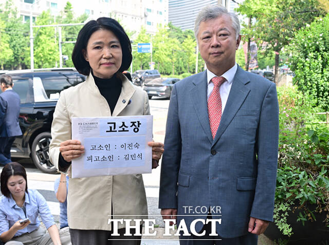 이진숙 국민의힘 의원이 24일 오후 서울 영등포경찰서에 김민석 더불어민주당 대표 모욕 혐의 고소장 제출을 위해 들어서고 있다. /이새롬 기자