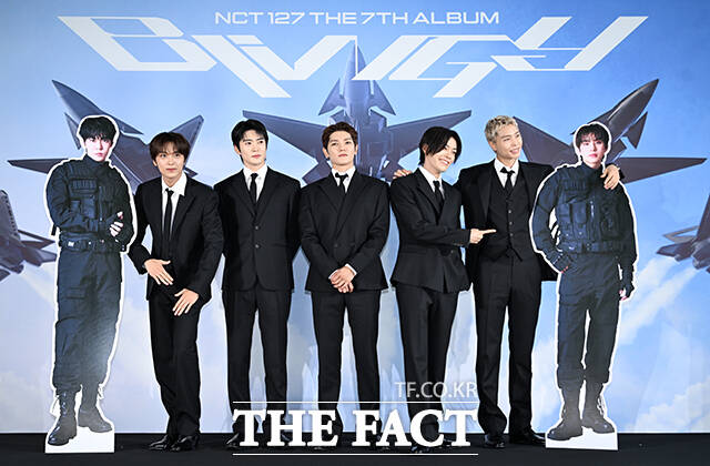 NCT 127 도영(등신대)과 재현, 태용, 유타, 쟈니, 정우(등신대·왼쪽부터).