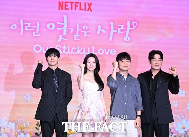 배우 하영 증조부 친일 행적 논란의 불똥은 결국 차기작인 SBS '승산 있습니다'로 옮겨붙었다. 사진은 하영(왼쪽에서 두번째)이 넷플릭스 시리즈 '이런 엿같은 사랑' 제작발표회에 참석해 포즈를 취하고 있다. /이새롬 기자
