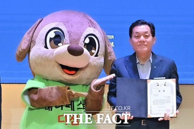 24일 한국매니페스토실천본부 주관으로 열린 '2026 매니페스토 약속대상' 시상식에서 선거 공보 분야 최우수상을 수상한 이재준 수원시장이 기념 촬영을 하고 있다. /수원시