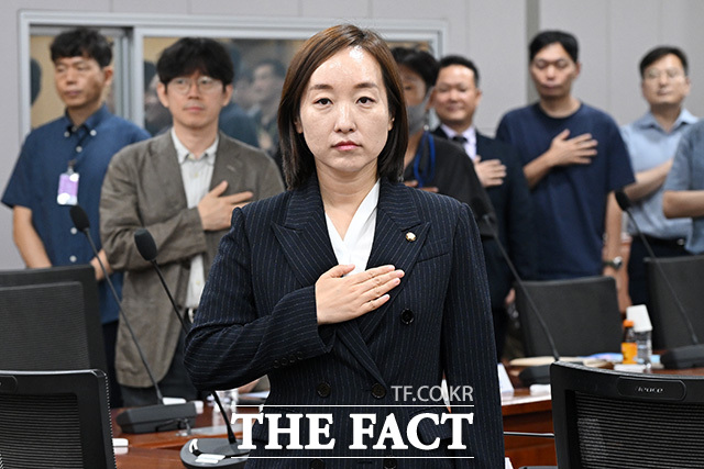개회사하는 전은수 더불어민주당 의원.