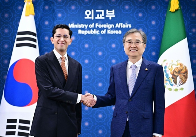 조현 외교부 장관(오른쪽)은 24일 한국을 공식 방문한 로베르토 벨라스코 알바레스 멕시코 외교장관과 회담 및 오찬을 갖고, 양국 간 자유무역협정(FTA) 협상 재개와 미국·멕시코·캐나다 협정(USMCA) 재검토에 따른 한국 기업 보호 방안을 논의했다. /외교부