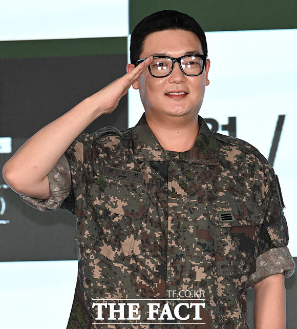 배우 김민호(왼쪽)와 남태우가 24일 오후 서울 구로구 신도림 디큐브시티 더 세인트 그랜드볼룸에서 열린 ENA 새 월화드라마 '신병4: 사보타주' 제작발표회에 참석해 포즈를 취하고 있다. /박상민 기자